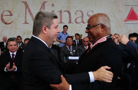 Você está visualizando atualmente Conselheiro Carlos Alberto é agraciado em Minas Gerais