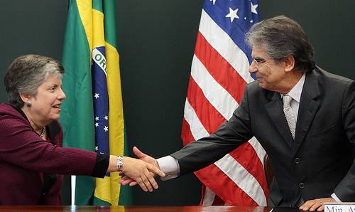 Você está visualizando atualmente Ayres Britto e secretária norte-americana assinam acordo para combate ao tráfico de pessoas