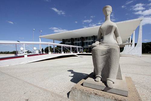 Você está visualizando atualmente Ayres Britto prorroga prazo para cinco tribunais publicarem rendimentos