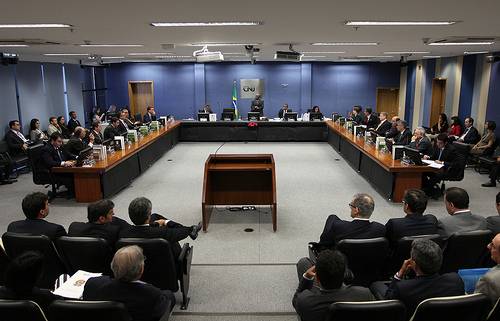 Read more about the article Vista suspende votação de proposta de criação de varas especializadas em direito à saúde