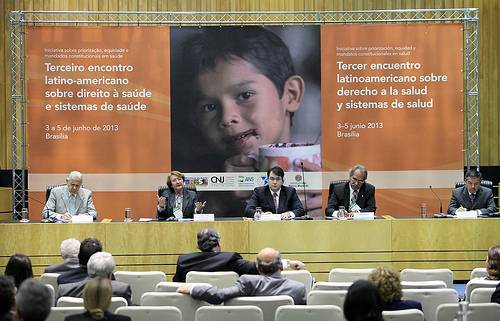 Você está visualizando atualmente Maioria dos novos medicamentos não tem ganho terapêutico relevante, diz especialista durante seminário do CNJ