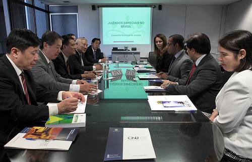 Você está visualizando atualmente Delegação chinesa busca informações sobre juizados especiais para adotar no país
