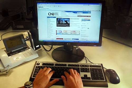 Read more about the article CNJ faz consulta pública para regulamentação de leilões eletrônicos no Judiciário