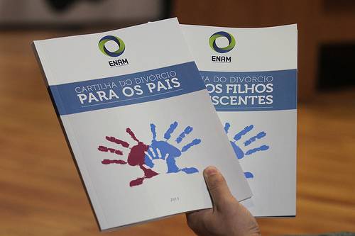 Você está visualizando atualmente CNJ e MJ lançam cartilhas para auxiliar famílias sobre divórcio