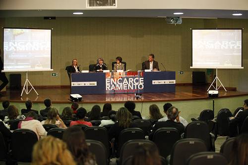 Você está visualizando atualmente Encontro apoia penas alternativas à prisão de mulheres por tráfico de drogas
