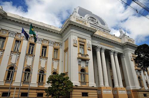 Read more about the article Liminar suspende descontos no salário de juízes do TJPE