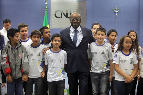 Você está visualizando atualmente Ministro Joaquim Barbosa recebe crianças no Dia da Infância no CNJ