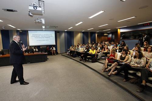 Você está visualizando atualmente Curso debate atendimento multidisciplinar a crianças vítimas de abuso sexual nos EUA