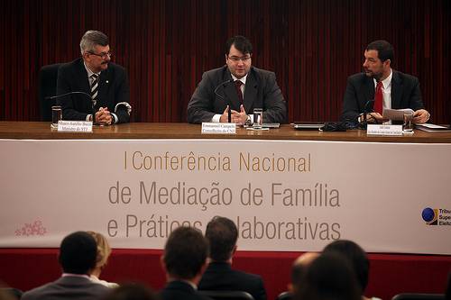 Você está visualizando atualmente Especialistas debatem encaminhamento de conflitos familiares para  mediadores privados como auxiliares da justiça