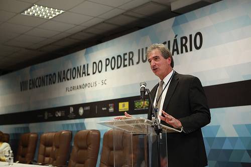 Você está visualizando atualmente Pesquisador americano propõe soluções práticas para desafios universais do Judiciário