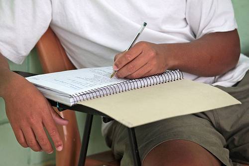 Você está visualizando atualmente Livro escrito por detentos será distribuído em escolas de MG para prevenir a criminalidade