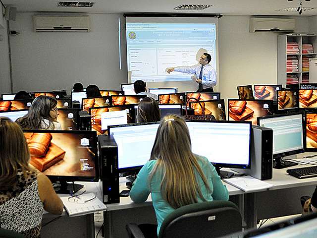 Você está visualizando atualmente Tribunal capixaba programa capacitação de usuários do PJe para o dia 27 de abril