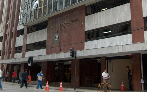 Foto da fachada da sede do Tribunal Regional Federal da 2ª Região (TRF2)