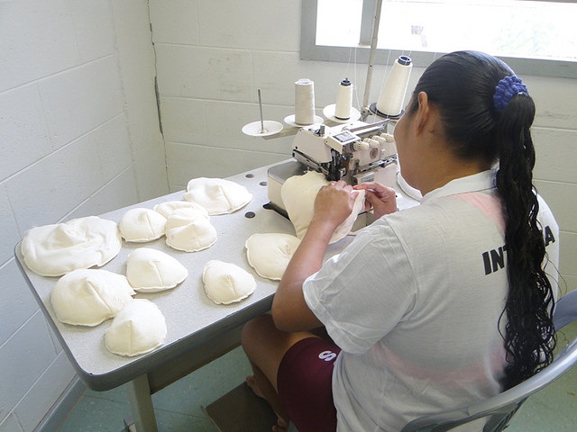 Detentas do Espirito Santo fabricam produtos para portadoras de cu00e2ncer. Foto: Sejus/ES
