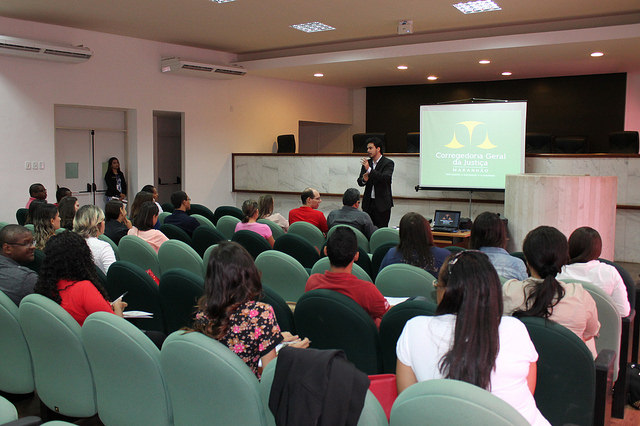 Você está visualizando atualmente Estudantes de Direito recebem treinamento sobre casamentos comunitários