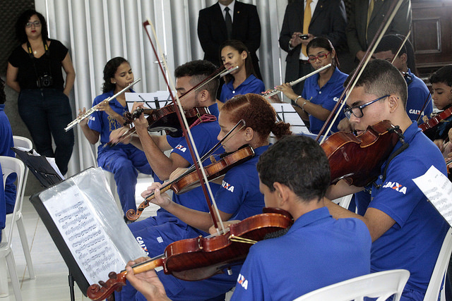 Você está visualizando atualmente Desembargador Nildo Nery dos Santos e a Orquestra Criança Cidadã