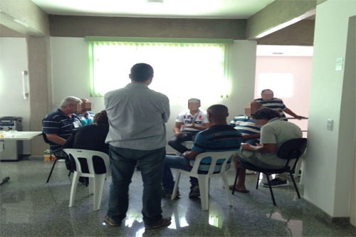 Acusados de agressão à mulher fazem curso. Crédito: MPSP