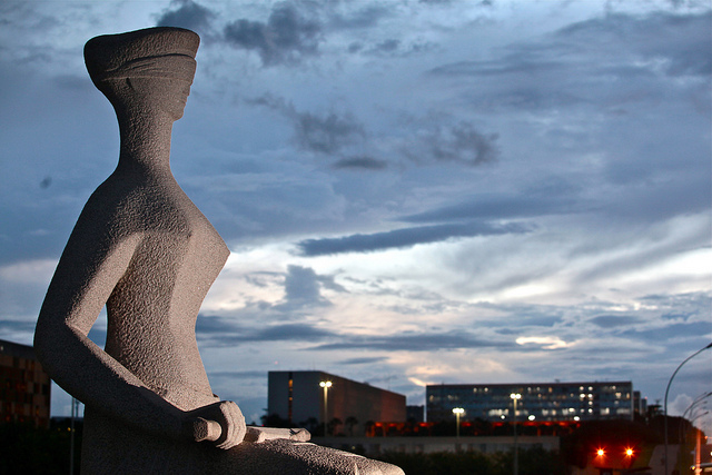 Foto de estátua da Justiça em frente à sede do STF, tirada em 25 de março de 2011