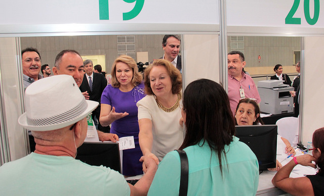 Corregedoria Nancy Andrighi cumprimenta contribuinte durante o Mutirão de Execução Fiscal no Ceará: expectativa que 20 mil pessoas compareçam ao evento. Crédito: Ascom/TJCE