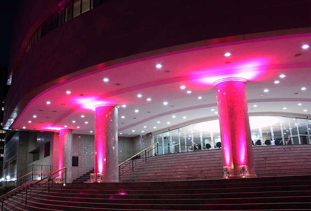 TRF4 ilumina seu prédio em campanha de prevenção ao câncer de mama.Crédito: Divulgação/TRF4
