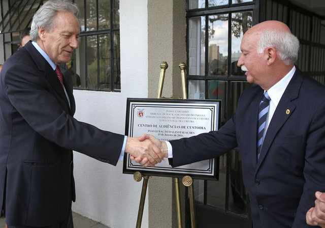 O Ministro Lewandowski e o Presidente do TJPR descerraram a placa de inauguração oficial do Centro de Audiência de Custódia de Curitiba. Foto: TJPR