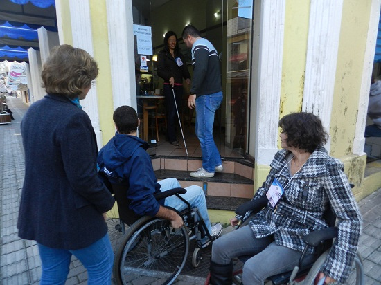 Participantes do curso de acessibilidade do TJSC experimentam dificuldades nas ruas. Foto: TJSC
