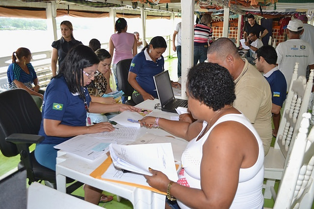 Foto mostra pessoas sendo atendidas em um barco.