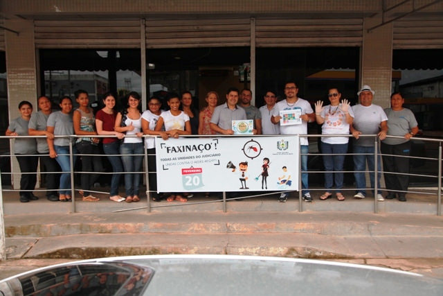 Magistrados e servidores do TJAP participam de “Faxinaço” contra o mosquito Aedes Aegypti no Amapá.Divulgação/TJAP