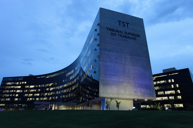 Foto da fachada lateral da sede do Tribunal Superior do Trabalho (TST) e do Conselho Superior da Justiça do Trabalho (CSJT)