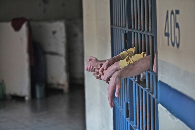 Você está visualizando atualmente Prisões provisórias são regra e contrariam legislação penal, conclui estudo