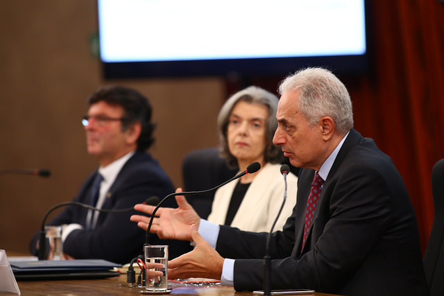 Você está visualizando atualmente Crise impõe ao Judiciário a tomada de decisões políticas, afirma William Waack