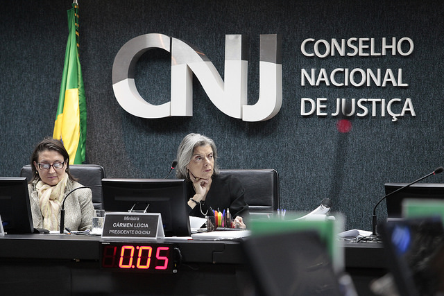 Você está visualizando atualmente Plenário iniciou análise de punição a dois juízes e de um recurso