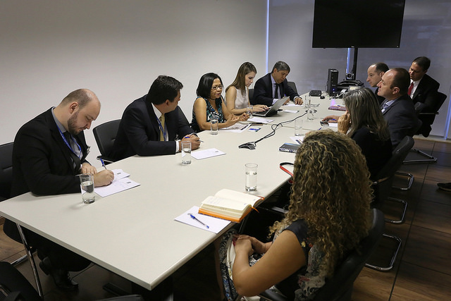 Conselheira Daldice Santana acerta com dirigentes da Caixa como os tribunais federais podem pu00f4r fim a du00edvidas de casa pru00f3pria. FOTO: Luiz Silveira/Agu00eancia CNJ.