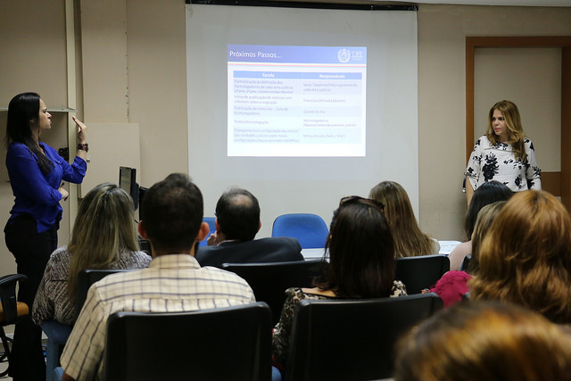 Equipes do TJPE assistem u00e0 apresentau00e7u00e3o. Mais de 1 milhu00e3o de processos digitais correm nas comarcas do estado (Francisco Lima/TJPE)