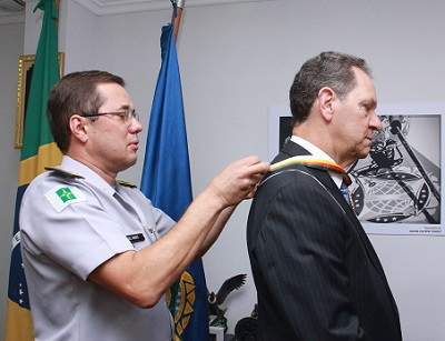 Você está visualizando atualmente João Otávio de Noronha é condecorado pela Polícia Militar do DF