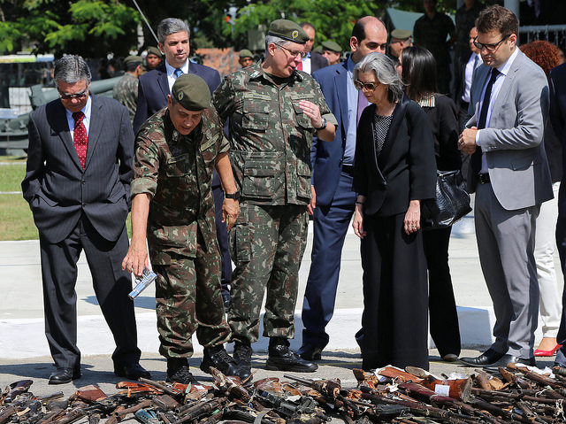 Ministra Carmen Lu00facia acompanhou pessoalmente a destruiu00e7u00e3o das armas no Rio de Janeiro. FOTO: Felipe Cavalcanti