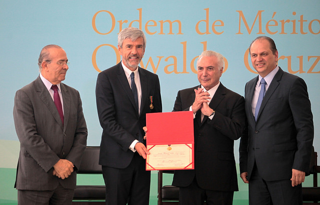 Leia mais sobre o artigo Trabalho do Fórum da Saúde é reconhecido com medalha Oswaldo Cruz