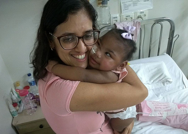 Professora mineira Joyce Carla dos Santos com a filha adotada em Brasu00edlia. FOTO: Arquivo pessoal