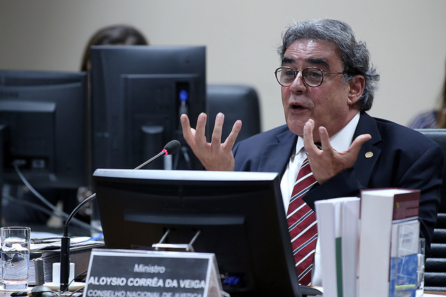 Você está visualizando atualmente União poliafetiva: pedido de vista adia a decisão