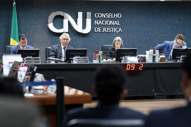 Você está visualizando atualmente Plenário analisa conduta de juiz que conduziu audiência armado