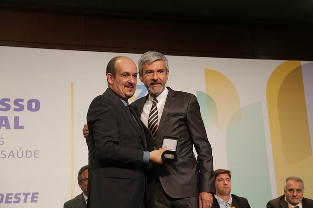 Conselheiro Arnaldo Hossepian recebeu homenagem em nome do CNJ e do Fu00f3rum da Sau00fade. FOTO: Divulgau00e7u00e3o Conasems