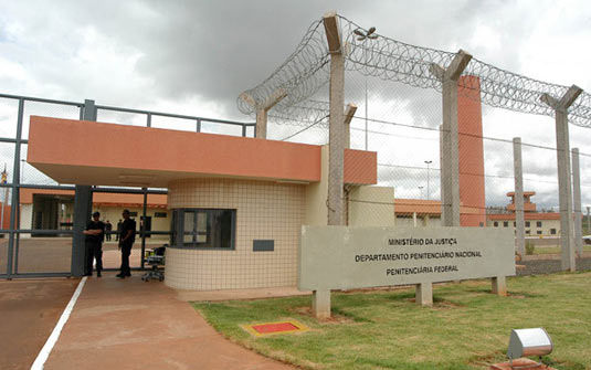 Você está visualizando atualmente Presídios federais são a exceção na crise carcerária nacional