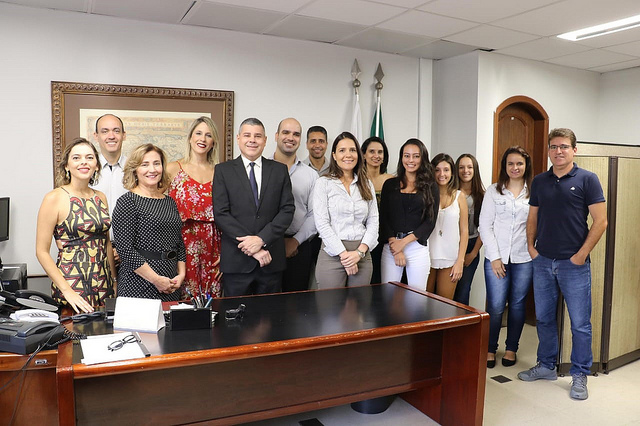 O juiz Andru00e9 Gonu00e7alves de Oliveira Salce (centro) com a equipe da 26u00aa vara federal da Seu00e7u00e3o Judiciu00e1ria de Minas Gerais: destaque para o ambiente de produtividade construu00eddo atravu00e9s do diu00e1logo - Divulgau00e7u00e3o