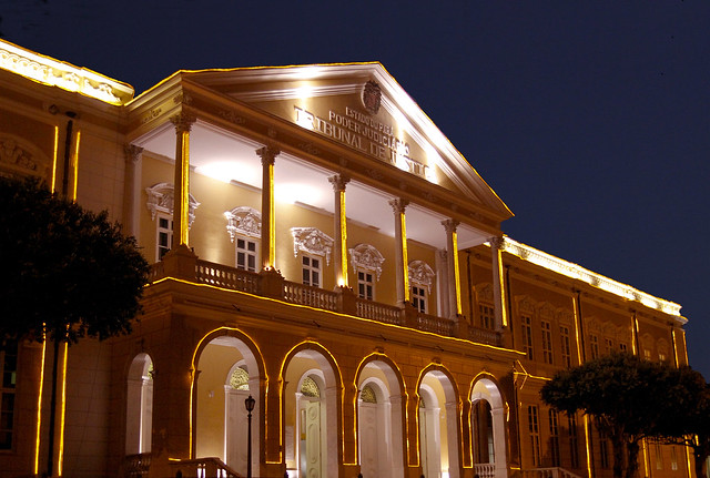 Foto noturna da fachada da sede do Tribunal de Justiça do Pará (TJPA)