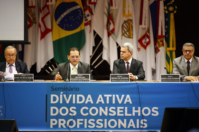 Você está visualizando atualmente Conselhos profissionais precisam buscar alternativas à judicialização