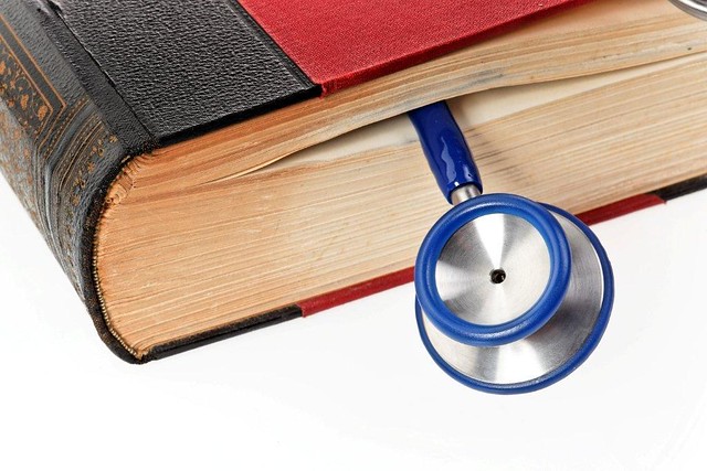 Foto ilustrativa de saúde, com um estetoscópios saindo de um livro