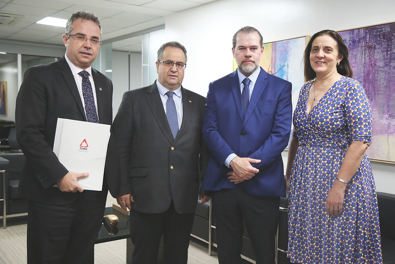 O juiz auxiliar da Presidência do TJMG Luiz Carlos Rezende e Santos, o presidente do TJMG, Nelson Missias, o presidente do CNJ, ministro Dias Toffoli, e a conselheira do CNJ Maria Tereza Uille, em reunião do Observatório Nacional de Casos Complexos, de Grande Impacto e Repercussão. FOTO: Rômulo Serpa/Agência CJN