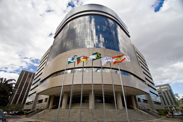 Foto da fachada da sede do Tribunal Regional Federal da 4ª Região (TRF4), em Porto Alegre (RS)