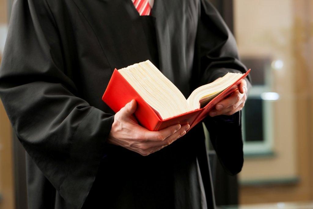 Imagem de Juiz com livro nas mãos
