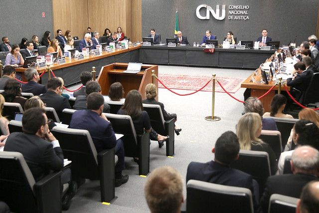 Você está visualizando atualmente Primeira sessão do ano marca despedida de conselheiro